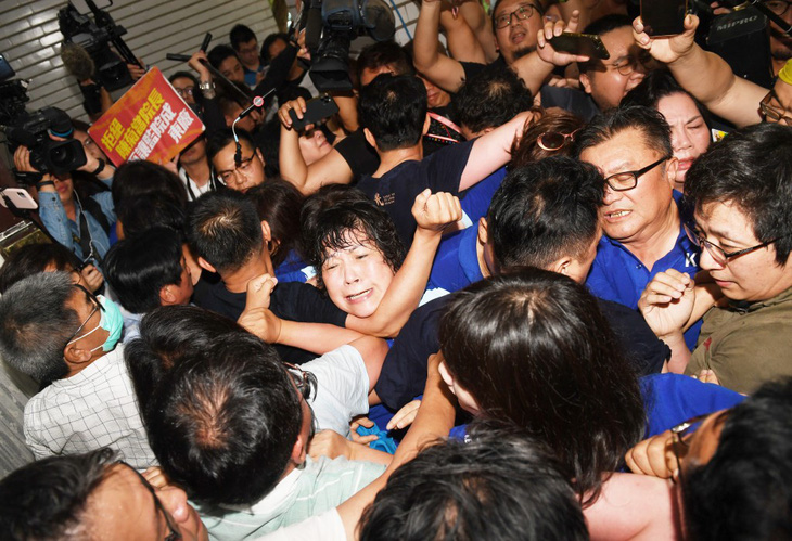 Nghị sĩ Đài Loan ẩu đả loạn xạ phản đối đề cử nhân sự, nhiều người bị thương - Ảnh 1.