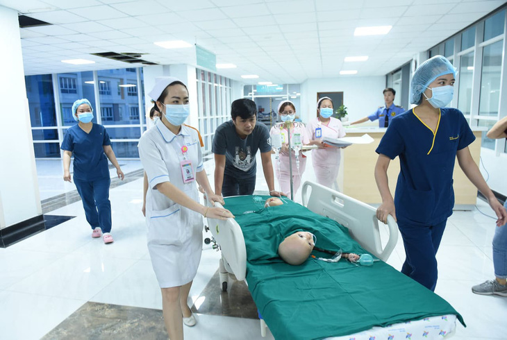 Gần 100 y bác sĩ bắt đầu ca đại phẫu 12 tiếng tách rời cặp song sinh phức tạp nhất Việt Nam - Ảnh 4.