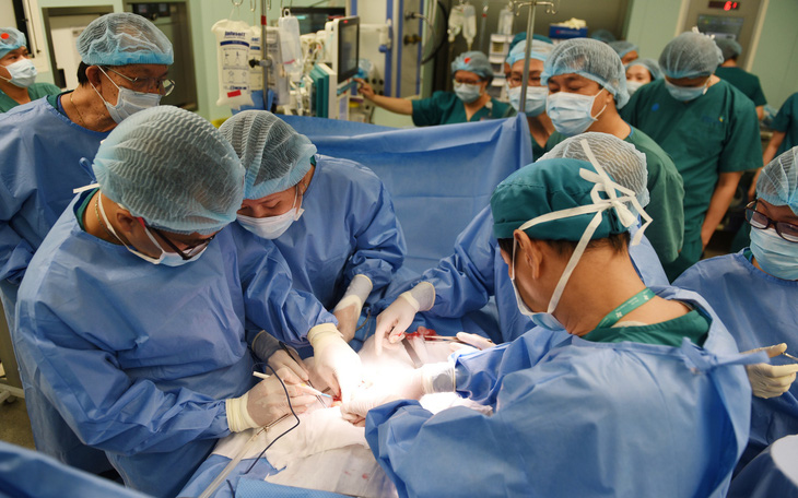 Gần 100 y bác sĩ bắt đầu ca đại phẫu 12 tiếng tách rời cặp song sinh phức tạp nhất Việt Nam