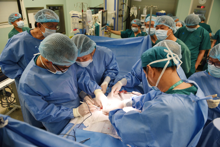 Gần 100 y bác sĩ bắt đầu ca đại phẫu 12 tiếng tách rời cặp song sinh phức tạp nhất Việt Nam - Ảnh 1.