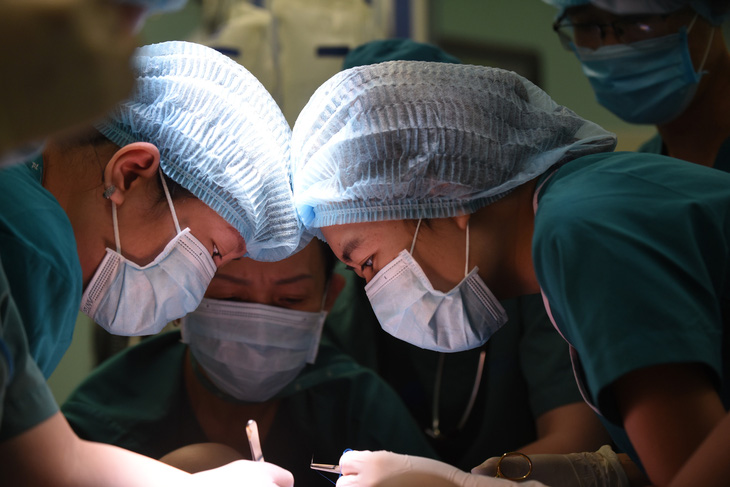 Gần 100 y bác sĩ bắt đầu ca đại phẫu 12 tiếng tách rời cặp song sinh phức tạp nhất Việt Nam - Ảnh 7.