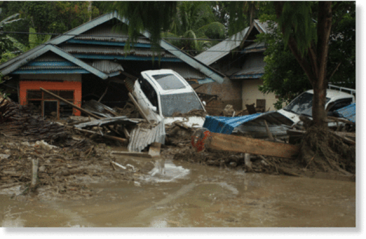 Hơn 2.650 người bị cô lập trong nước và bùn do lũ lụt ở Indonesia - Ảnh 3.