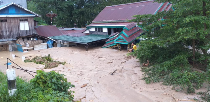 Hơn 2.650 người bị cô lập trong nước và bùn do lũ lụt ở Indonesia - Ảnh 1.