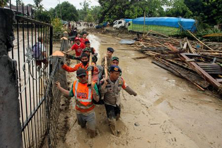 Hơn 2.650 người bị cô lập trong nước và bùn do lũ lụt ở Indonesia - Ảnh 4.
