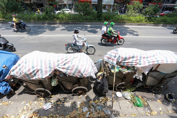 Rác nội thành Hà Nội ùn ứ vì dân chặn xe vào bãi rác Nam Sơn - Ảnh 4.