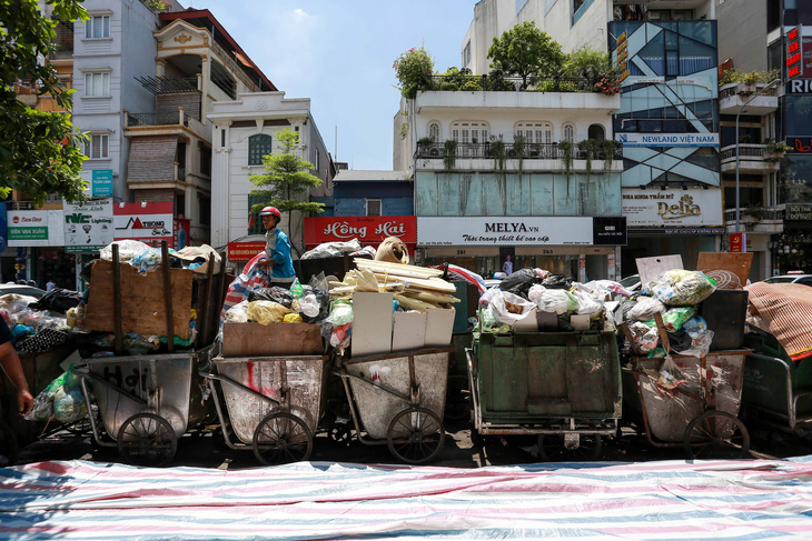 Rác nội thành Hà Nội ùn ứ vì dân chặn xe vào bãi rác Nam Sơn - Ảnh 1.