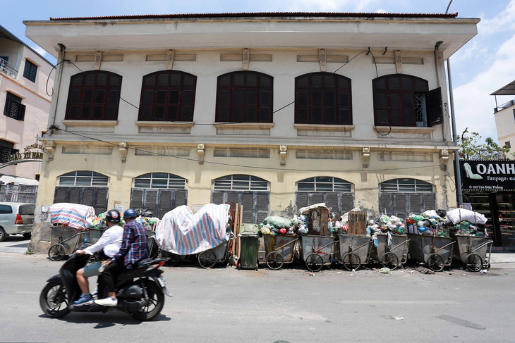 Rác nội thành Hà Nội ùn ứ vì dân chặn xe vào bãi rác Nam Sơn - Ảnh 3.