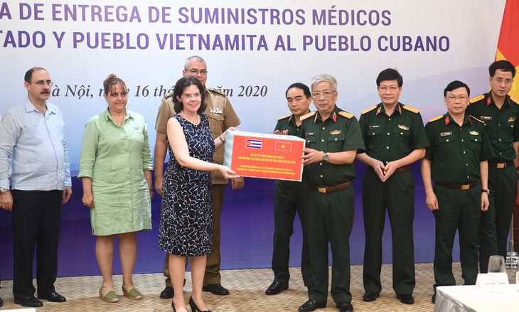 Bộ Quốc phòng Việt Nam trao tặng 3 tấn vật tư y tế cho Cuba - Ảnh 1.