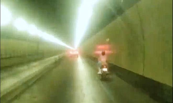 Chị Đại phóng xe máy ào ào trong hầm Hải Vân, vượt 3 chốt chặn lúc rạng sáng - Ảnh 2.
