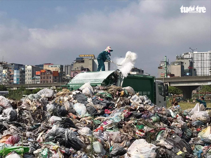 9.000 tấn rác chất đống trong nội thành Hà Nội - Ảnh 1.