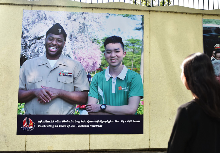 19 ‘khoảnh khắc quan hệ Việt - Mỹ’ trên tường Tổng lãnh sự quán Mỹ ở TP.HCM - Ảnh 4.
