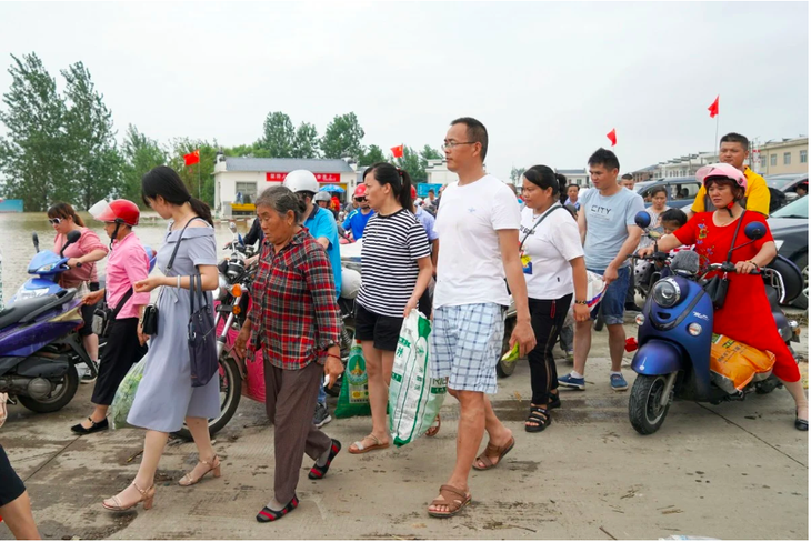 Sợ vỡ đập, Trung Quốc kêu gọi thanh niên trai tráng về quê canh đê, chống lũ - Ảnh 2.