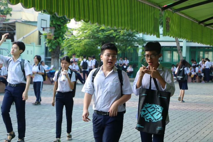 Sáng nay thi lớp 10 ở Hà Nội, TP.HCM: Dù kết quả thế nào thì bố mẹ vẫn yêu con - Ảnh 4.