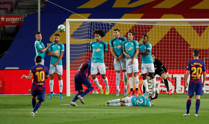 Messi lập siêu phẩm đá phạt, Barca vẫn bại trận trước 10 người Osasuna - Ảnh 2.