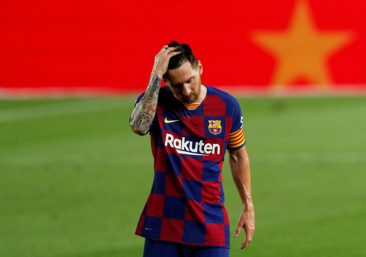 Messi lập siêu phẩm đá phạt, Barca vẫn bại trận trước 10 người Osasuna - Ảnh 1.