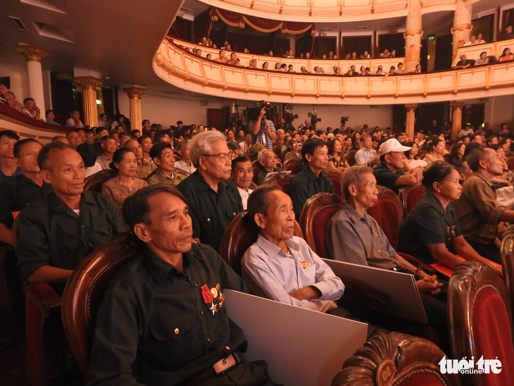 Những áo lính xúc động xem ‘Màu hoa đỏ’ tại Nhà hát Lớn Hà Nội - Ảnh 2.