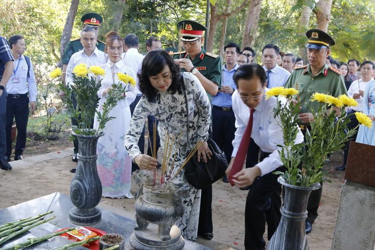 Lãnh đạo TP.HCM dâng hương tại nghĩa trang Hàng Dương - Ảnh 3.