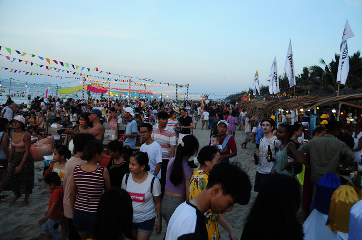 Khách đông nghìn nghịt biển An Bàng trong ngày đầu mở lễ hội biển - Ảnh 1.