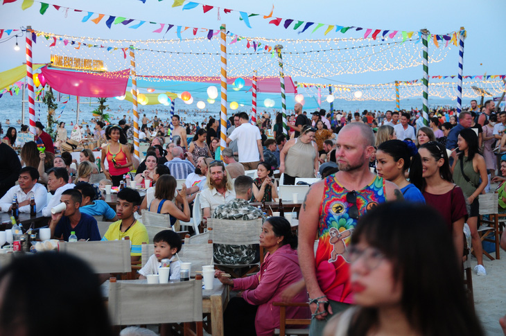 Khách đông nghìn nghịt biển An Bàng trong ngày đầu mở lễ hội biển - Ảnh 7.