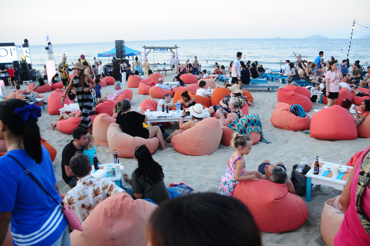Khách đông nghìn nghịt biển An Bàng trong ngày đầu mở lễ hội biển - Ảnh 6.
