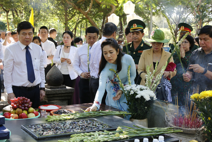 Lãnh đạo TP.HCM dâng hương tại nghĩa trang Hàng Dương - Ảnh 4.