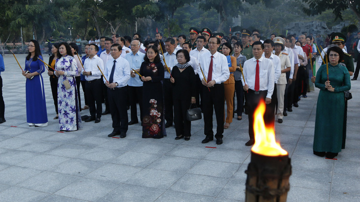 Lãnh đạo TP.HCM và Bà Rịa - Vũng Tàu thắp nến tại Nghĩa trang Hàng Dương - Ảnh 1.