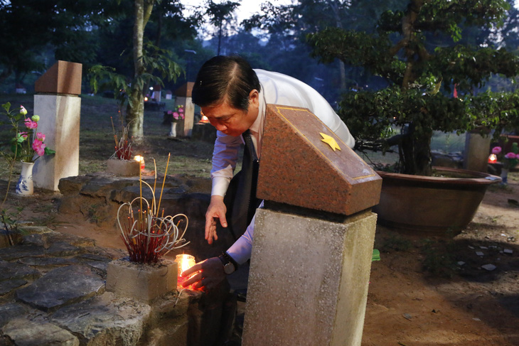 Lãnh đạo TP.HCM và Bà Rịa - Vũng Tàu thắp nến tại Nghĩa trang Hàng Dương - Ảnh 2.