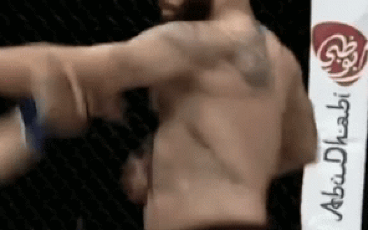 Video: võ sĩ MMA tung đòn gối đo ván đối thủ, còn 