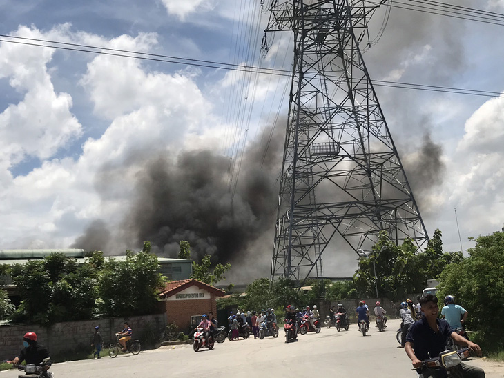 Công ty gỗ gần đường điện cao thế bốc cháy dữ dội, gần 100 cảnh sát ứng cứu - Ảnh 1.