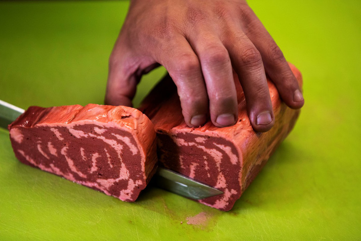 Miếng thịt bò chay giống hệt như thật được làm từ công nghệ in 3D - Ảnh 1.