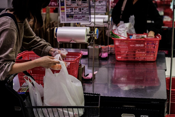 Nhật Bản: Các cửa hàng bán lẻ bắt đầu thu phí túi nilông - Ảnh 1.