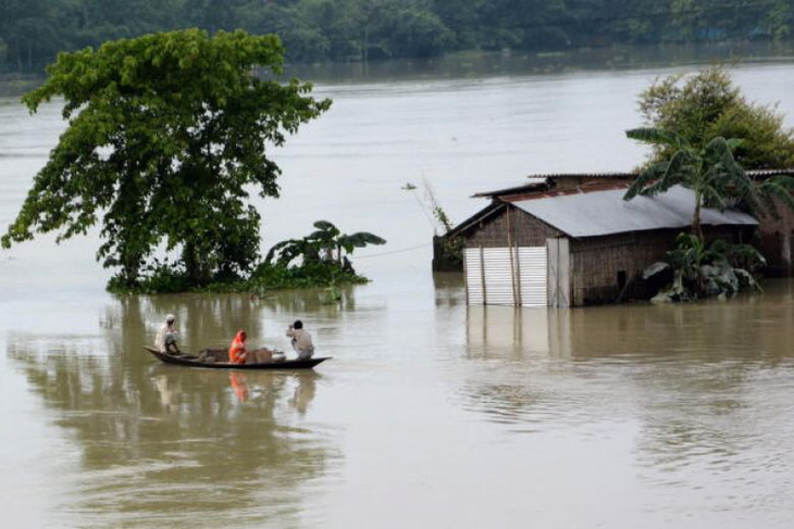 Lũ lụt ập đến Ấn Độ, Nepal: 4 triệu người bỏ nhà đi sơ tán, 189 người chết - Ảnh 1.