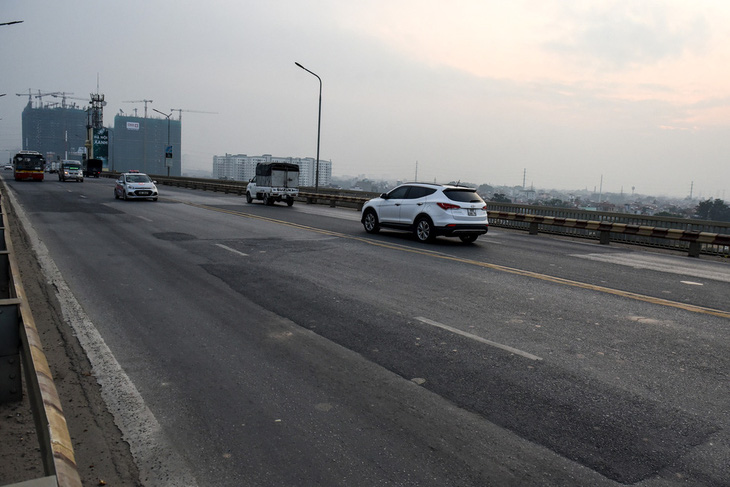 Từ 6h ngày 28-7: cấm xe qua cầu Thăng Long để sửa mặt cầu - Ảnh 1.