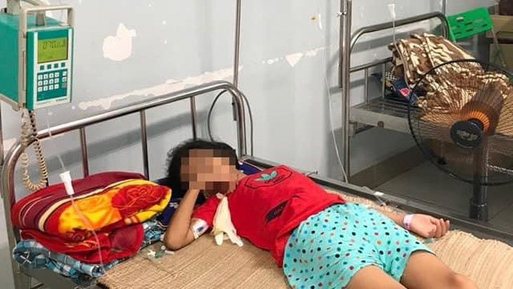 Bé gái 11 tuổi nguy kịch vì uống trúng acid rửa bình ắc quy mua ở cổng trường - Ảnh 1.