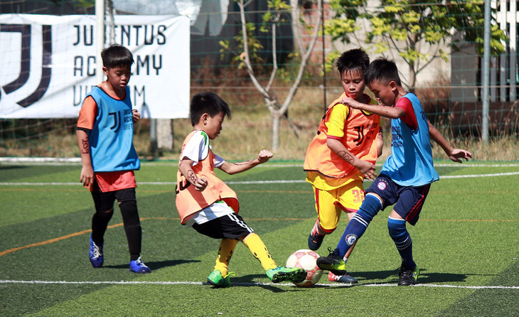 Tuyển sinh cầu thủ trẻ của các học viện, trung tâm: Ngăn sông cấm chợ tìm cầu thủ trẻ - Ảnh 3.