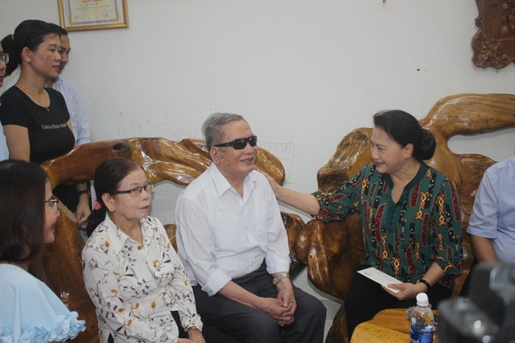 Chủ tịch Quốc hội thăm, tặng quà gia đình chính sách Quảng Nam - Ảnh 1.