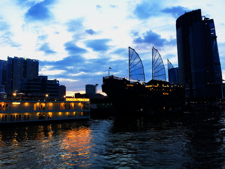 Ngắm Sài Gòn trong hoàng hôn bằng buýt mui trần hoặc du thuyền trên sông - Ảnh 4.