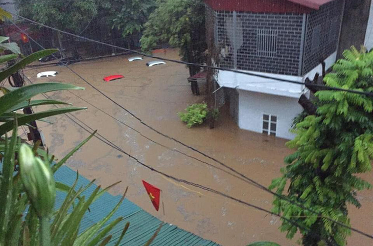 Mưa lớn ở Hà Giang, hàng loạt xe hơi trôi bồng bềnh trong nước - Ảnh 1.