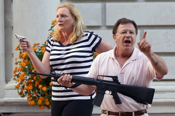 Cặp vợ chồng Mỹ chĩa súng vào người biểu tình đối mặt cáo buộc hình sự - Ảnh 1.