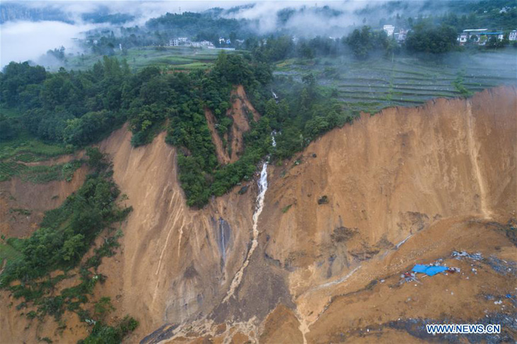 10 triệu mét khối đất lở chặn nguyên một đoạn sông ở Trung Quốc - Ảnh 1.