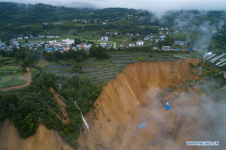 10 triệu mét khối đất lở chặn nguyên một đoạn sông ở Trung Quốc - Ảnh 4.