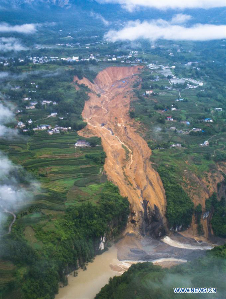 10 triệu mét khối đất lở chặn nguyên một đoạn sông ở Trung Quốc - Ảnh 2.