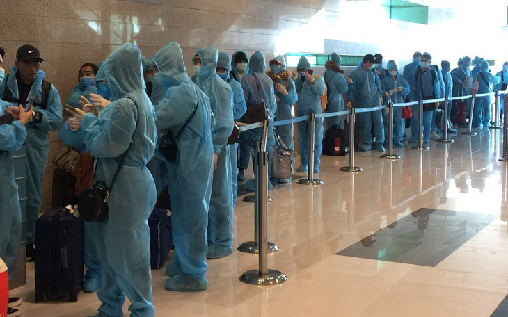 Hơn 240 người Việt từ Singapore đã về đến Tân Sơn Nhất