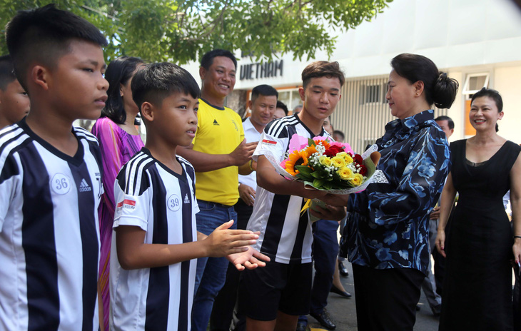 Chủ tịch Quốc hội thăm Học viện Juventus Việt Nam - Ảnh 1.