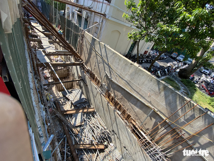 Chống nạng ngôi nhà trong phố cổ Hà Nội bị sụp lún do xây khách sạn - Ảnh 7.