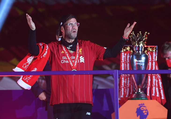 Liverpool giơ cao cúp vô địch Premier League sau 30 năm chờ đợi - Ảnh 2.