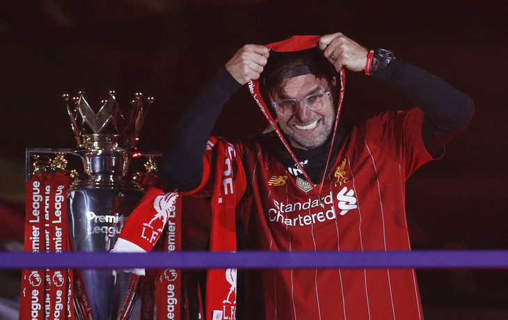 Liverpool giơ cao cúp vô địch Premier League sau 30 năm chờ đợi - Ảnh 1.