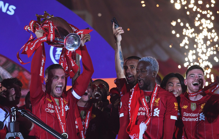 Liverpool giơ cao cúp vô địch Premier League sau 30 năm chờ đợi - Ảnh 5.