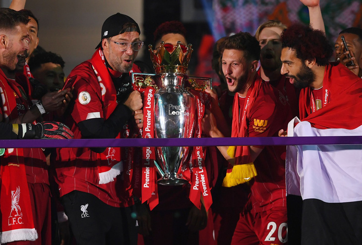 Liverpool giơ cao cúp vô địch Premier League sau 30 năm chờ đợi - Ảnh 9.