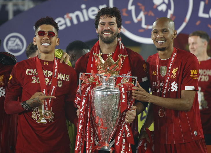 Liverpool giơ cao cúp vô địch Premier League sau 30 năm chờ đợi - Ảnh 10.